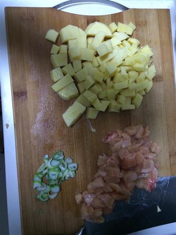 红烧鸡块炖土豆的做法图解1