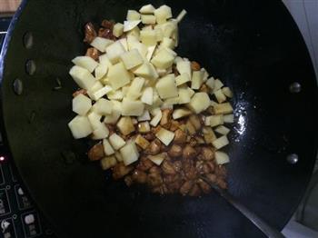 红烧鸡块炖土豆的做法图解3
