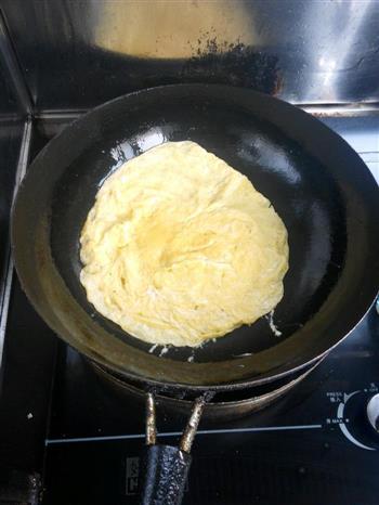 香菇炒鸡蛋的做法步骤2