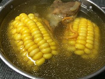 虫草花猪骨玉米汤-壮阳食补汤的做法步骤5