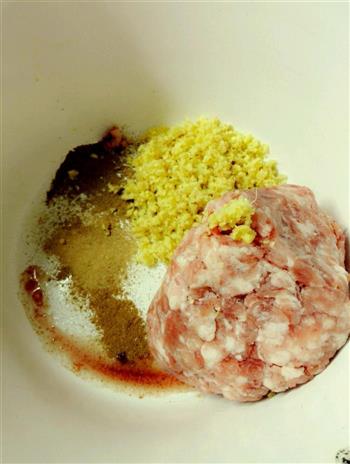 茴香猪肉馅饺子的做法步骤3
