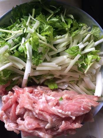 芹菜炒肉片的做法步骤1