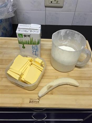 牛奶香蕉面包的做法步骤1