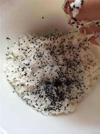 米饭芝麻锅巴的做法步骤1