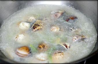 虾仁豆腐海蛤汤的做法步骤3