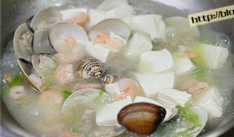 虾仁豆腐海蛤汤的做法步骤6