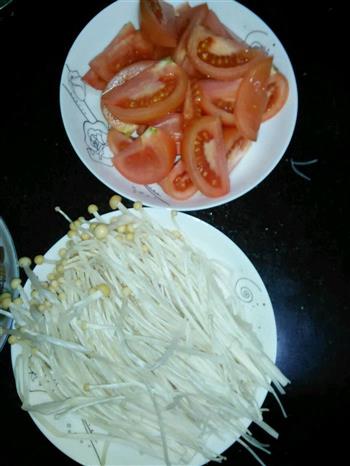 番茄烩金针菇的做法步骤1