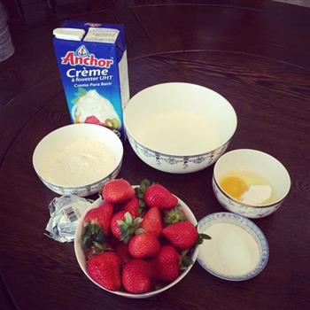千层草莓酸奶的做法步骤1