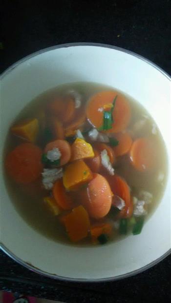 胡萝卜南瓜瘦肉汤的做法步骤1