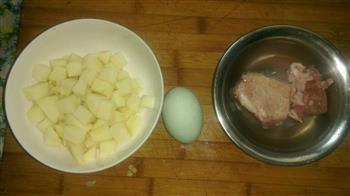咸鸭蛋土豆焖饭的做法图解1