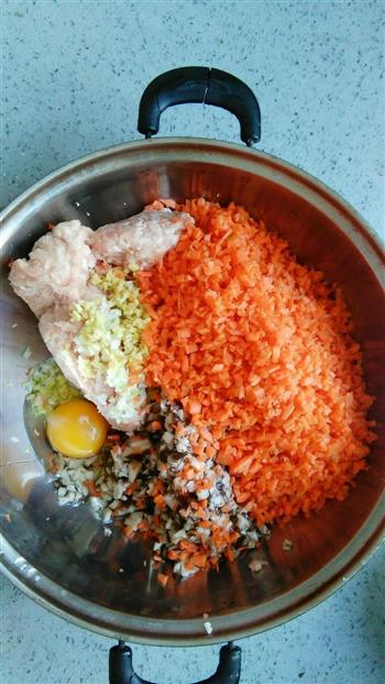 胡萝卜香菇鲜肉混沌的做法步骤1
