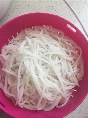 酸辣杂菜炒米线的做法步骤1
