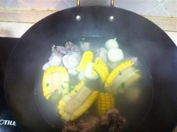 玉米葧荠排骨汤的做法步骤1