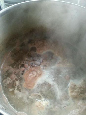 黑豆黄芪牛肉汤的做法步骤1