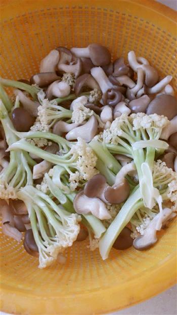 灰灰的花菜蘑菇排骨汤的做法图解1