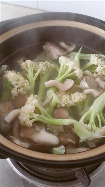 灰灰的花菜蘑菇排骨汤的做法步骤3