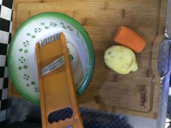 胡萝卜土豆煎饼的做法步骤1