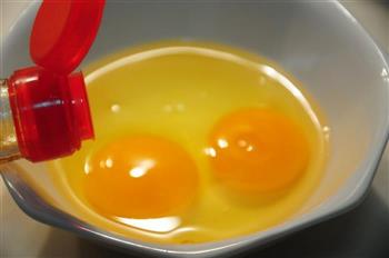 番茄炒鸡蛋-附切西红柿不流汤和去皮的方法的做法步骤3