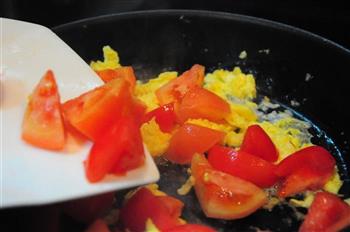 番茄炒鸡蛋-附切西红柿不流汤和去皮的方法的做法图解7
