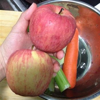 胡萝卜苹果芹菜汁的做法步骤1