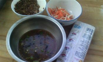 胡萝卜、土豆、肉丝拌面的做法步骤1