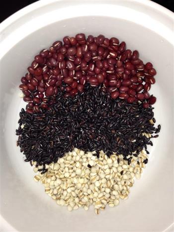 红豆薏仁黑米粥的做法图解1