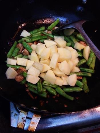 土豆排骨炖豆角的做法步骤2