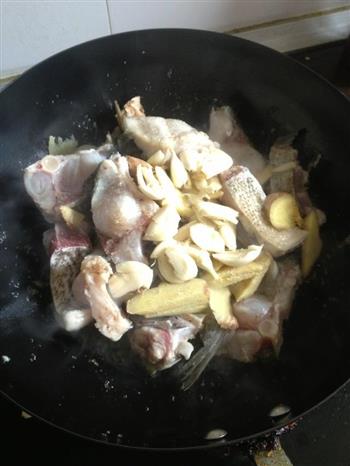 红烧胖头鱼+鸡腿菇鱼头汤的做法步骤2