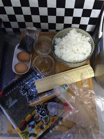 花样寿司-方型火腿花瓜鸡蛋卷的做法步骤1