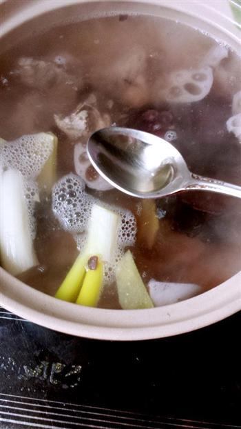 黑玉米莲藕排骨汤的做法步骤5