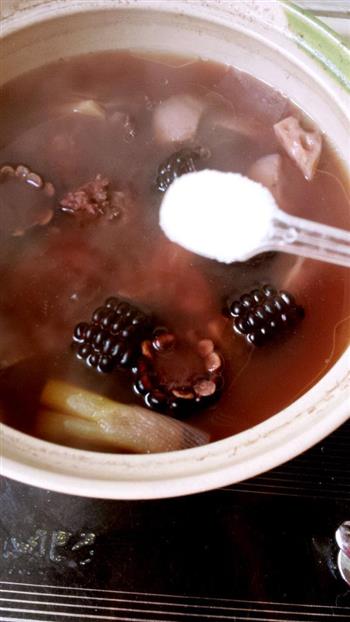 黑玉米莲藕排骨汤的做法步骤6