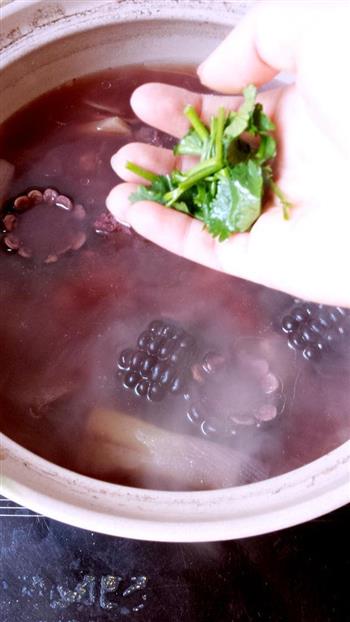 黑玉米莲藕排骨汤的做法步骤7
