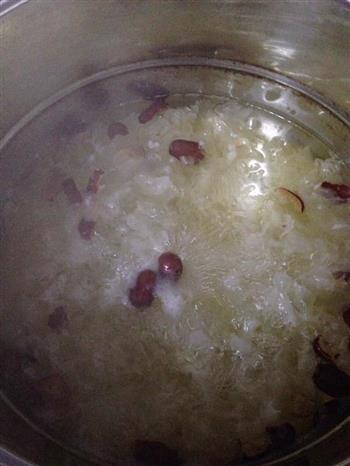 冰糖银耳红枣汤的做法步骤2