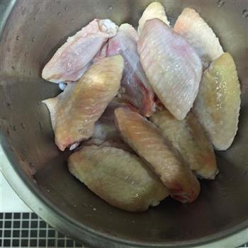 盐煎鸡翅的做法步骤1