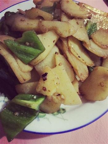 青椒土豆片—简单实惠的做法步骤1