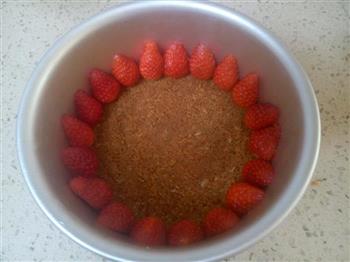 草莓酸奶慕斯蛋糕的做法图解2