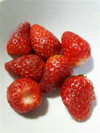 草莓酸奶奥利奥盆栽的做法步骤1