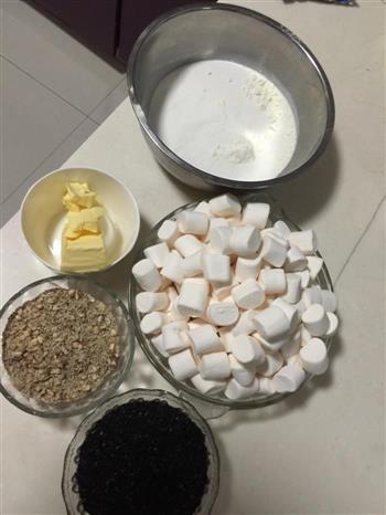 黑芝麻核桃牛扎糖的做法步骤1