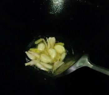 白蘑菇豌豆荚炒炸豆腐片的做法图解1
