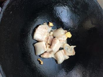 东北酸菜炖白肉的做法图解3