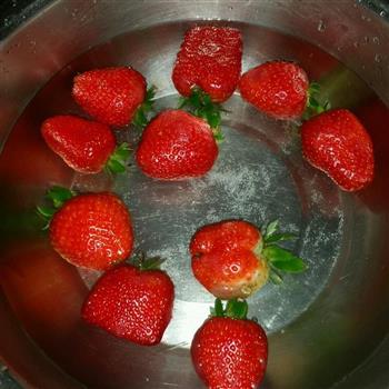 豆浆机版草莓奶昔的做法步骤2