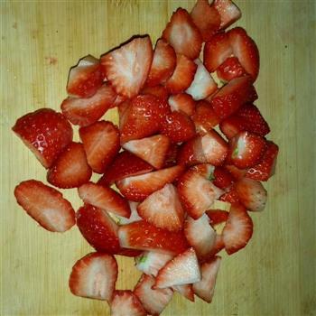 豆浆机版草莓奶昔的做法步骤3