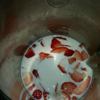豆浆机版草莓奶昔的做法步骤4