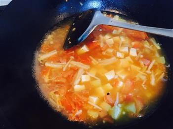 番茄金针菇豆腐火腿乱炖煲的做法步骤5