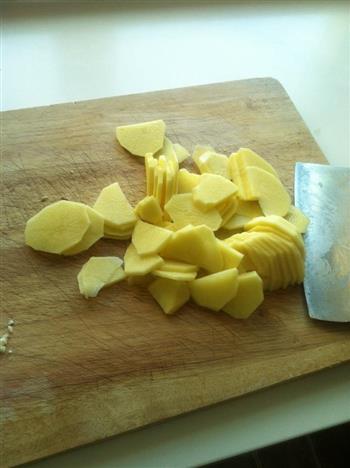 简单好吃的辣白菜顿土豆的做法步骤1