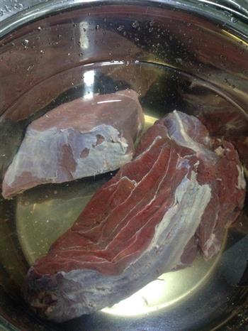 简单易学五香卤牛肉的做法步骤1