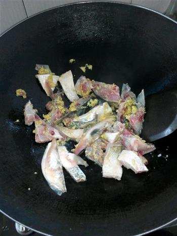特简单的鱼头炖豆腐的做法步骤3