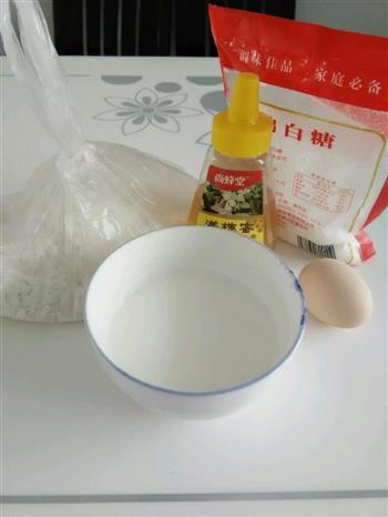 微波炉玉米粒糯米饼的做法步骤1