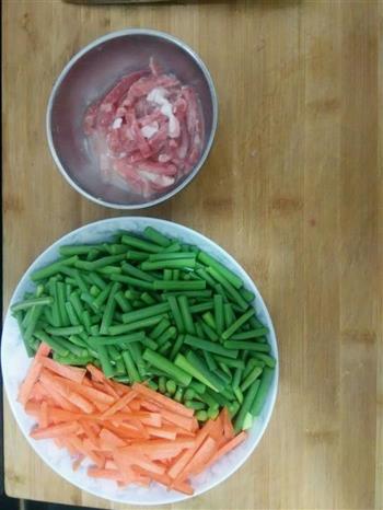 蒜台胡萝卜炒肉的做法步骤2