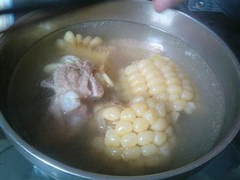 玉米排骨汤的做法图解1